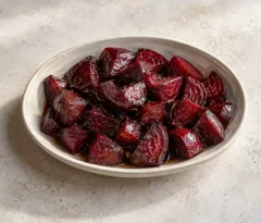 Morceaux de betteraves rôties brillants au miel et au vinaigre balsamique
