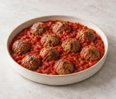 Boulettes de bœuf aux petits morceaux d’aubergine dans une sauce tomate au cumin