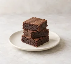 Brownies au chocolat noir et à la betterave, carrés à mie dense et surface mate