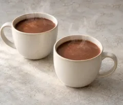 Chocolat chaud lisse à la purée de noisettes dans deux grandes tasses
