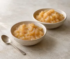 Compote de coings et pommes à la vanille, texture souple dans des coupelles