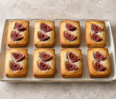 Financiers dorés à l’amande avec quartiers de figues fraîches cuits en surface