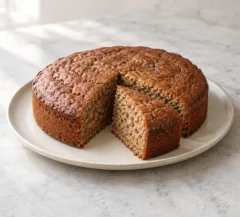 Gâteau aux noix et au café, part coupée montrant une mie brune fine
