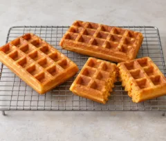 Gaufres dorées à la patate douce, mie orangée et reliefs réguliers