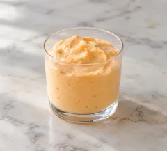 Mousse de kaki au citron vert en verrine, texture aérée orange pâle