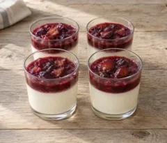Panna cotta blanche au yaourt en verrines, couverte de compotée de prunes