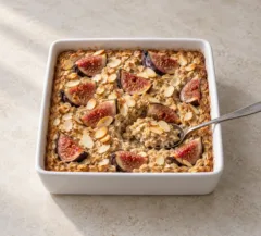 Porridge au four avec quartiers de figue et amandes effilées dorées