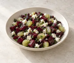 Salade de betteraves en dés, demi-raisins frais, feta blanche et persil