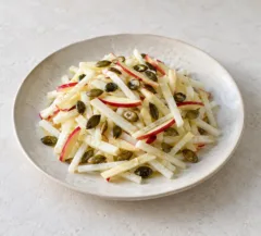 Salade de fins bâtonnets de chou-rave et pomme, graines de courge grillées