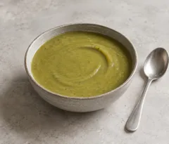 Soupe onctueuse de pois cassés et poireaux, couleur vert doux