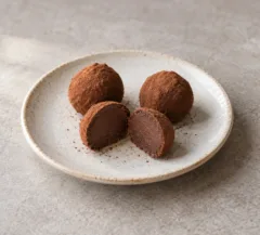 Truffes rondes au chocolat noir et aux châtaignes, enrobage cacao fin et intérieur dense