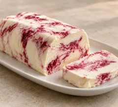 Bûche glacée blanche à la vanille parcourue de marbrures rouges de framboise