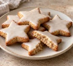 Biscuits en forme d’étoile aux amandes et à la cannelle avec glaçage blanc