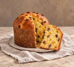 Panettone haut aux raisins et à l’orange confite, avec une tranche de mie souple