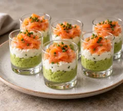 Verrines avec avocat vert, fromage frais et rubans de saumon fumé